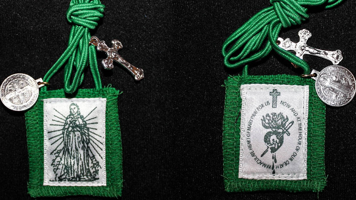 GREEN SCAPULAR