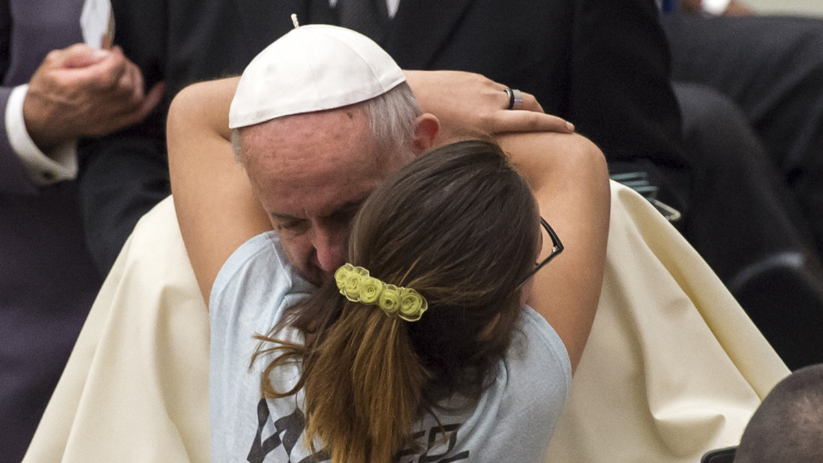 PAPIEŻ FRANCISZEK PRZYTULA KOBIETĘ