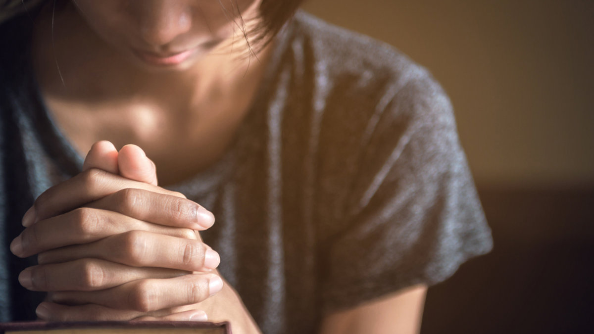 WOMAN,PRAYING