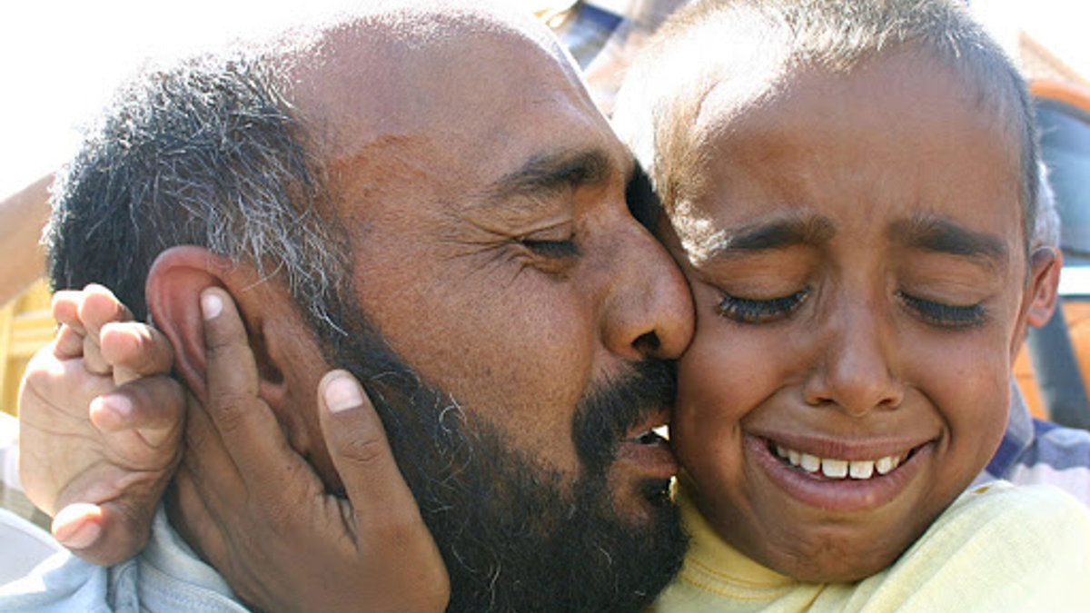 padre besando a su hijo