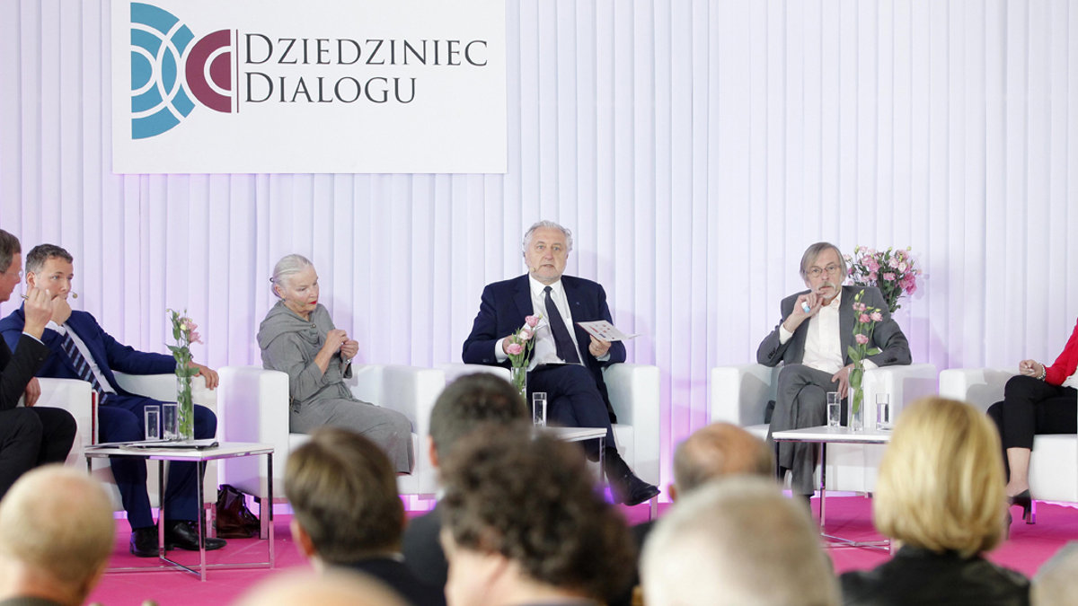 DZIEDZINIEC DIALOGU