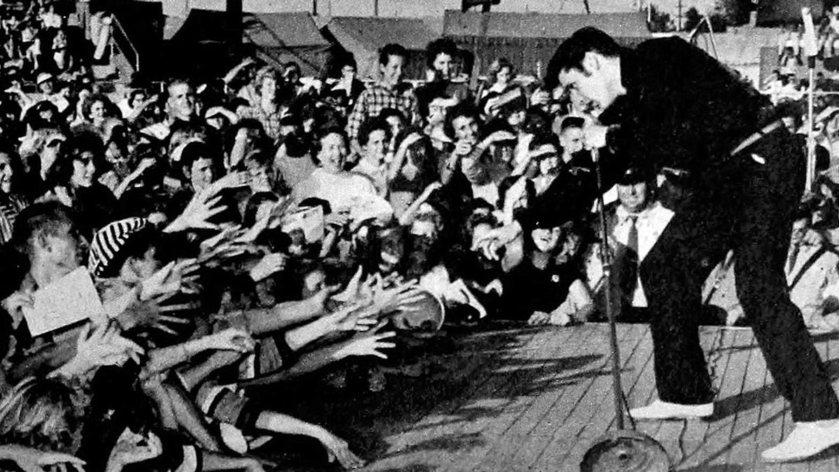 WEB3-ELVIS-PRESLEY-LIVE-CONCERT-BLACK_AND_WHITE-_WIKI-PD