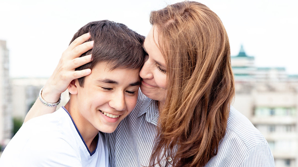 web3-mother-teenager-hug-love-family-shutterstock_451039048-olimpik