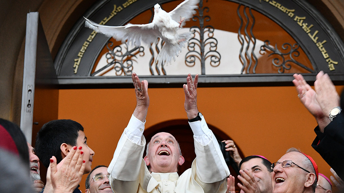 WEB3-PHOTO-OF-THE-DAY-BIRD-FLY-RELEASE-POPE-FRANCIS-000_GO5ZY–Vincenzo-Pinto-AFP