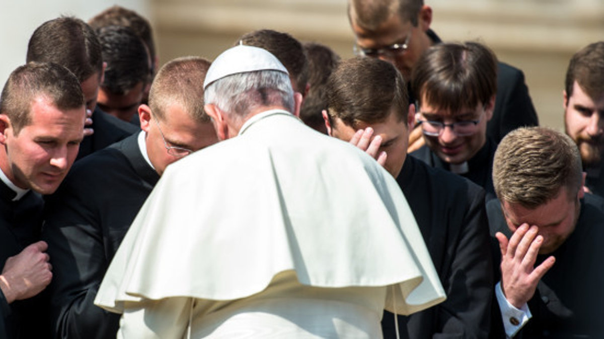 web3-pope-francis-greets-and-pray-with-priests-sign-of-the-cross-c2a9-antoine-mekary-aleteia-am_7339
