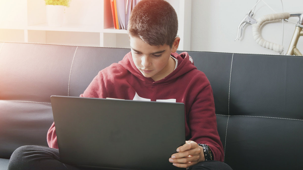 PRETEEN,BOY,COMPUTER