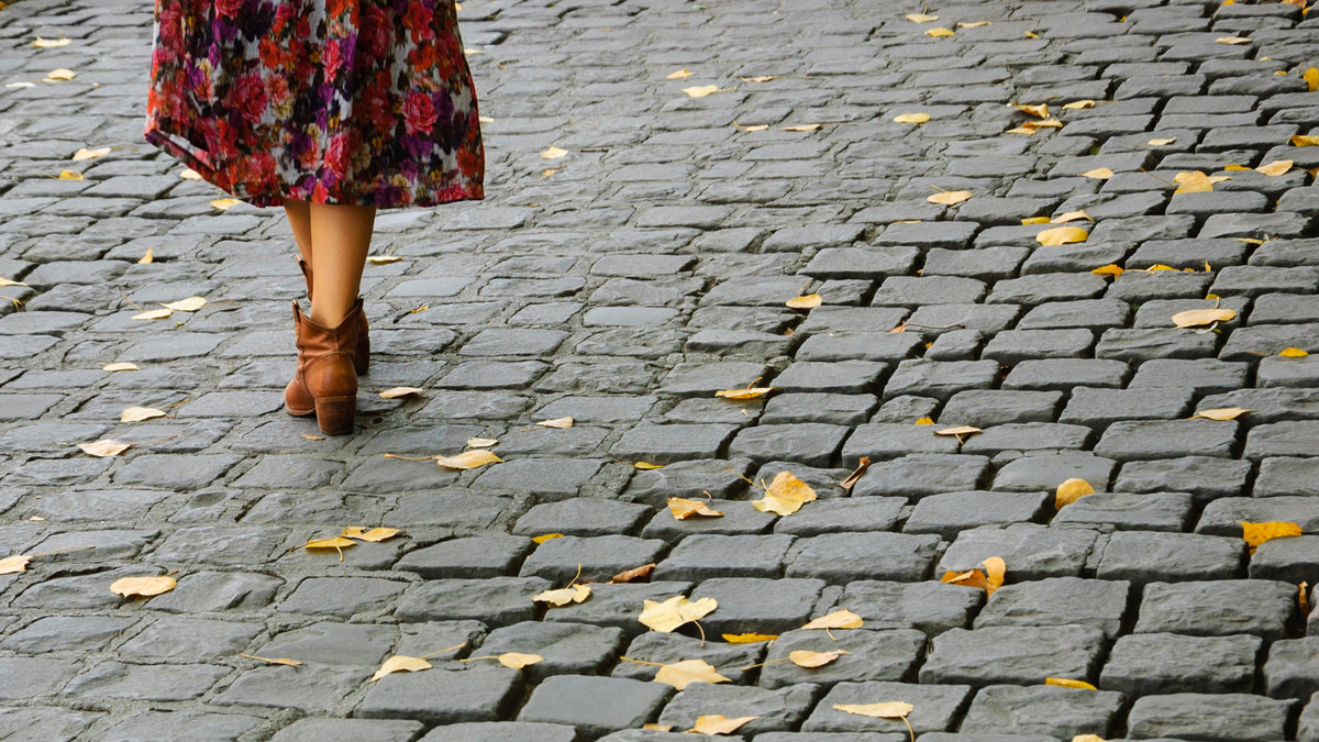 WOMAN STREET