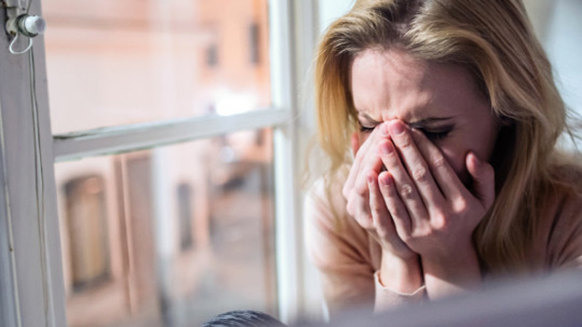 Soft – WEB3 WOMAN CRYING SAD WINDOWSILL DEPRESSED Shutterstock