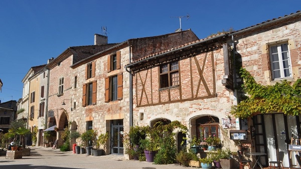 Place Paul Froment à Penne d'Agenais