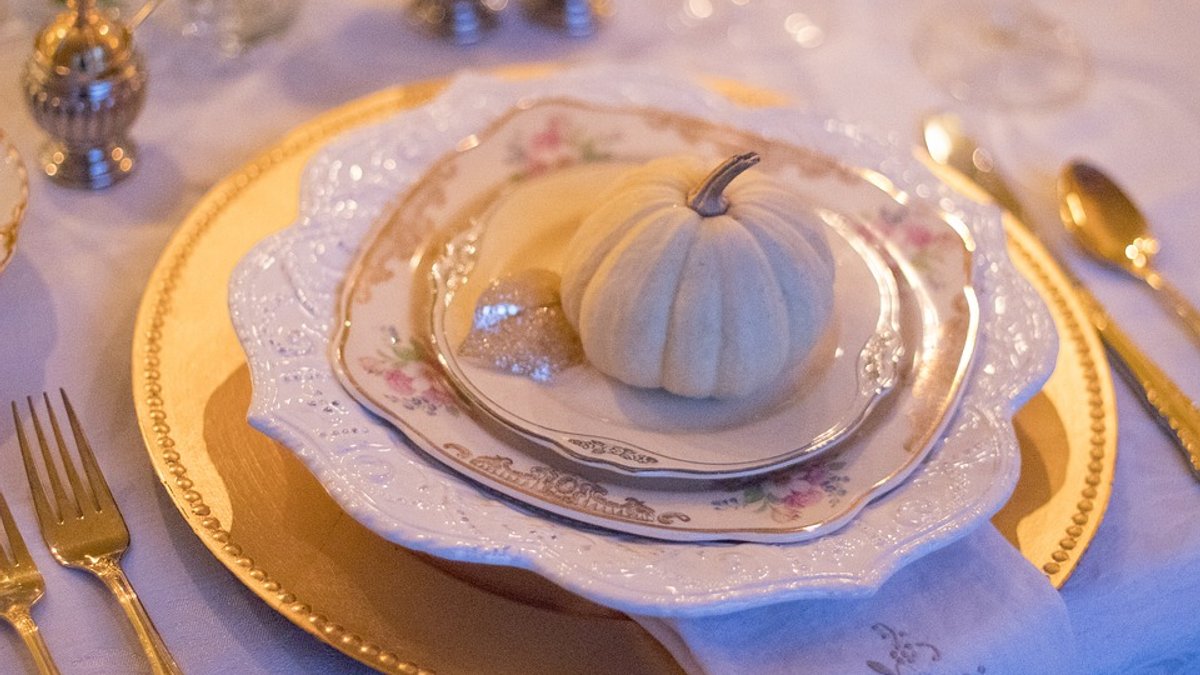 Pixabay-Thanksgiving-holiday-table-1926938_960_720