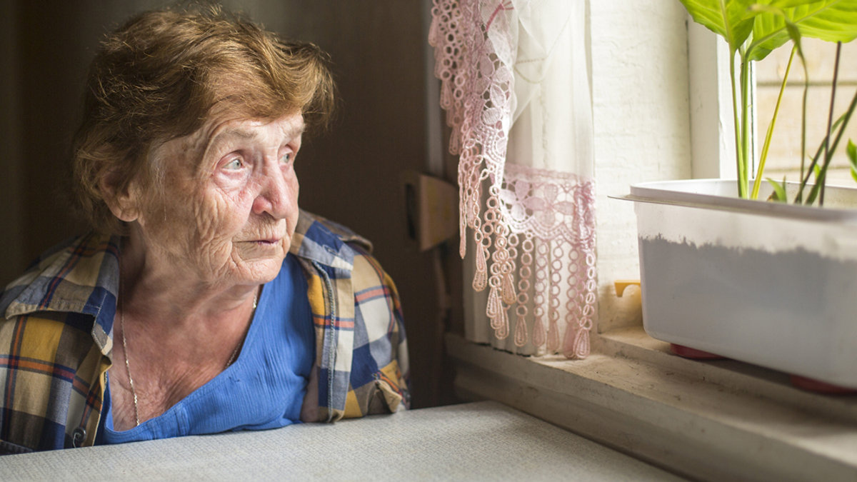 ELDERLY,WOMAN,ALONE