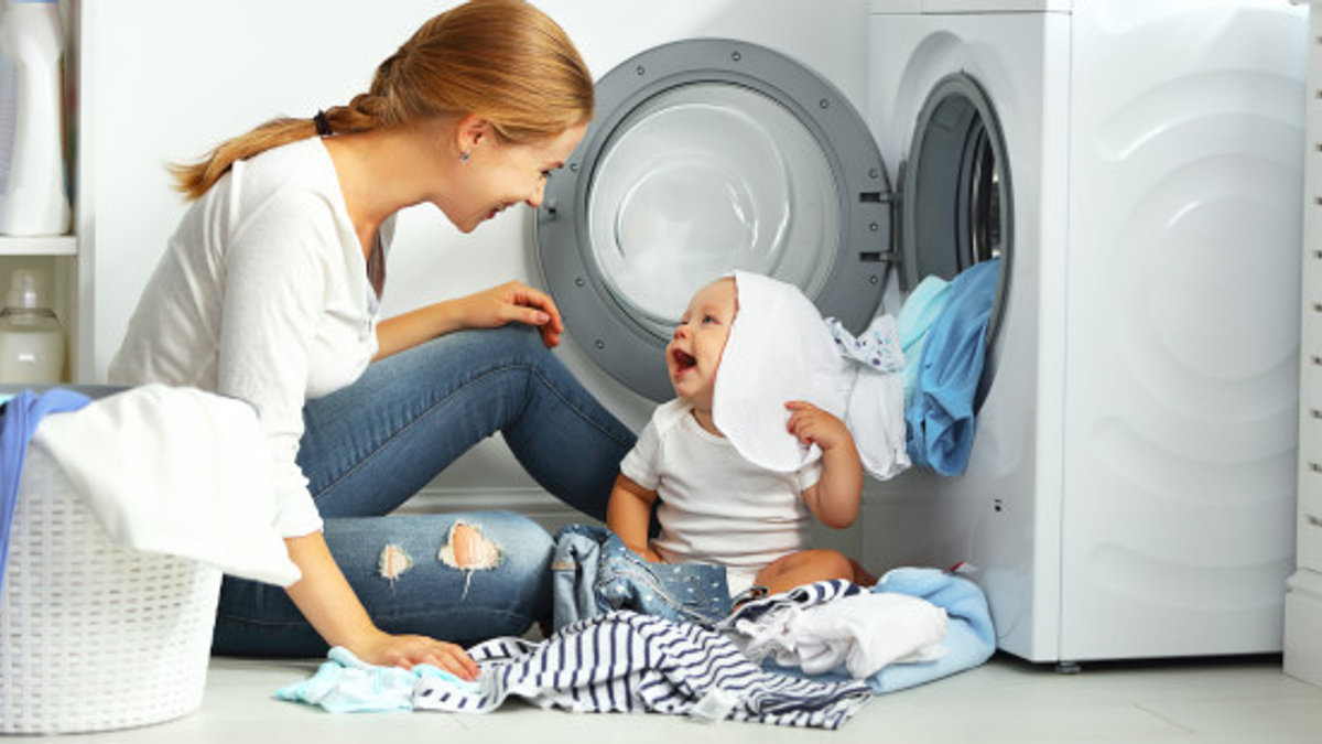 web3-mother-baby-washing-machine-play-evgeny-atamanenko-i-shutterstock