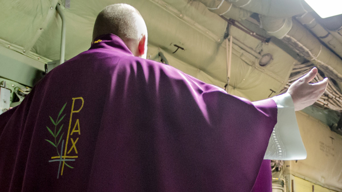 PRIEST,MASS,VIOLET VESTMENTS