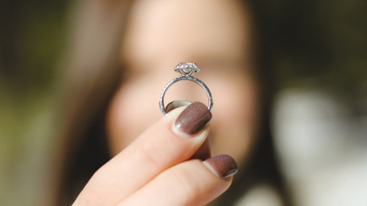 web3-ring-engagement-girl-hand-jeremy-bishop-i-unsplash