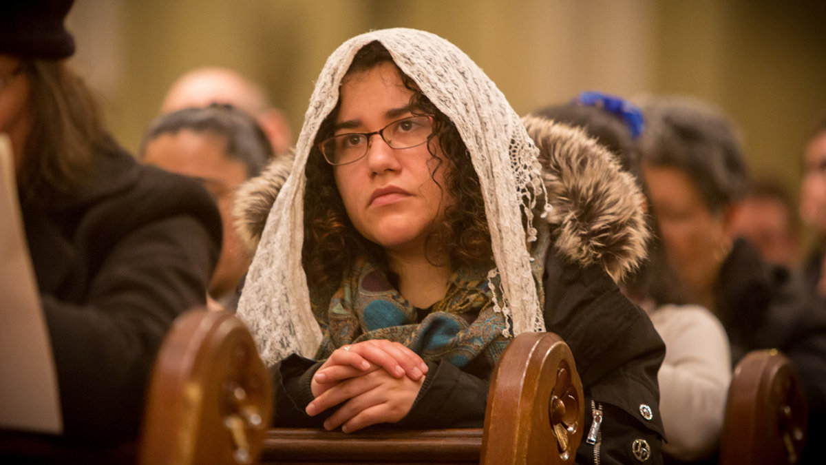 WOMAN,PRAYER,KNEELING,MASS