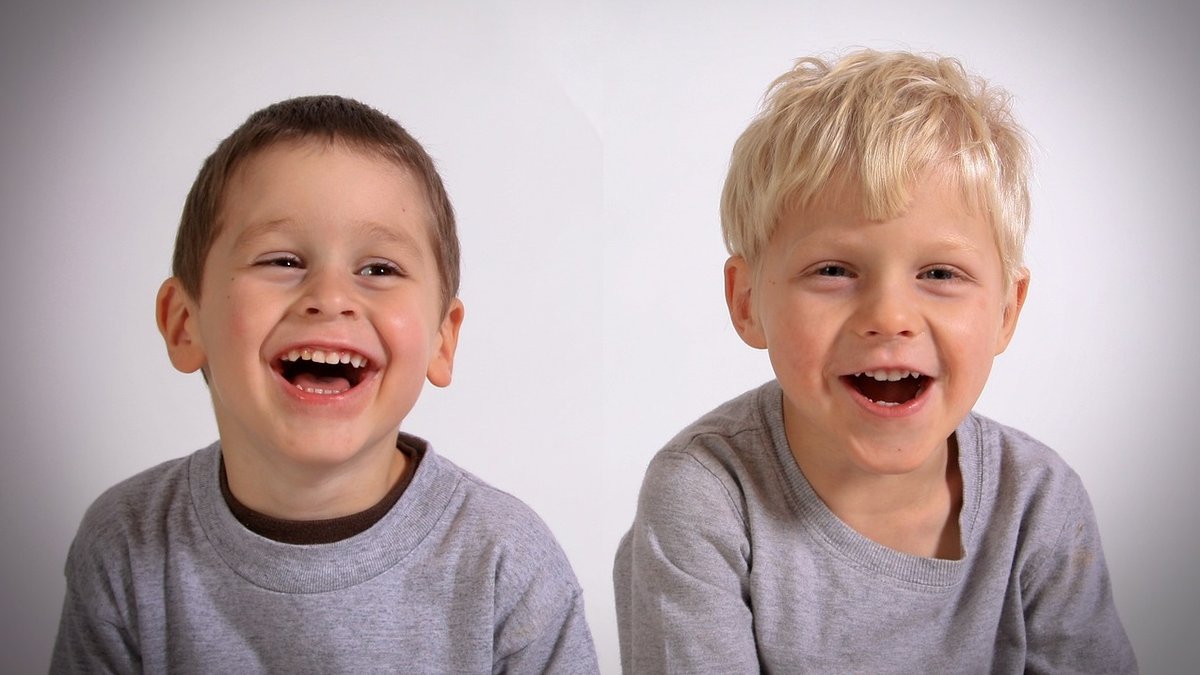 WEB3-BOYS-SMILE-LAUGH-LAUGHING-JOKE-Pixabay
