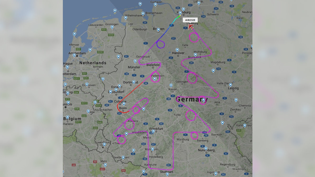 AIRBUS RYSUJĄCY CHOINKĘ NA NIEBIE