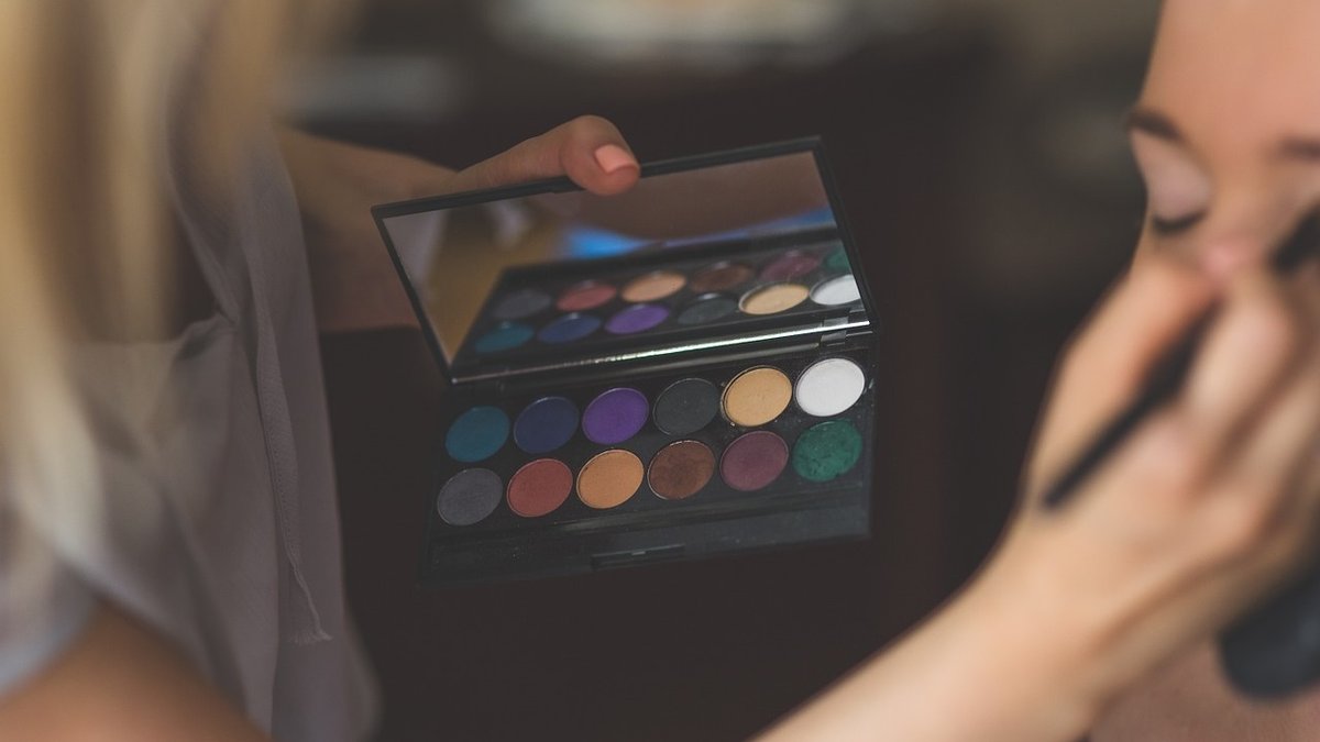 Putting make-up