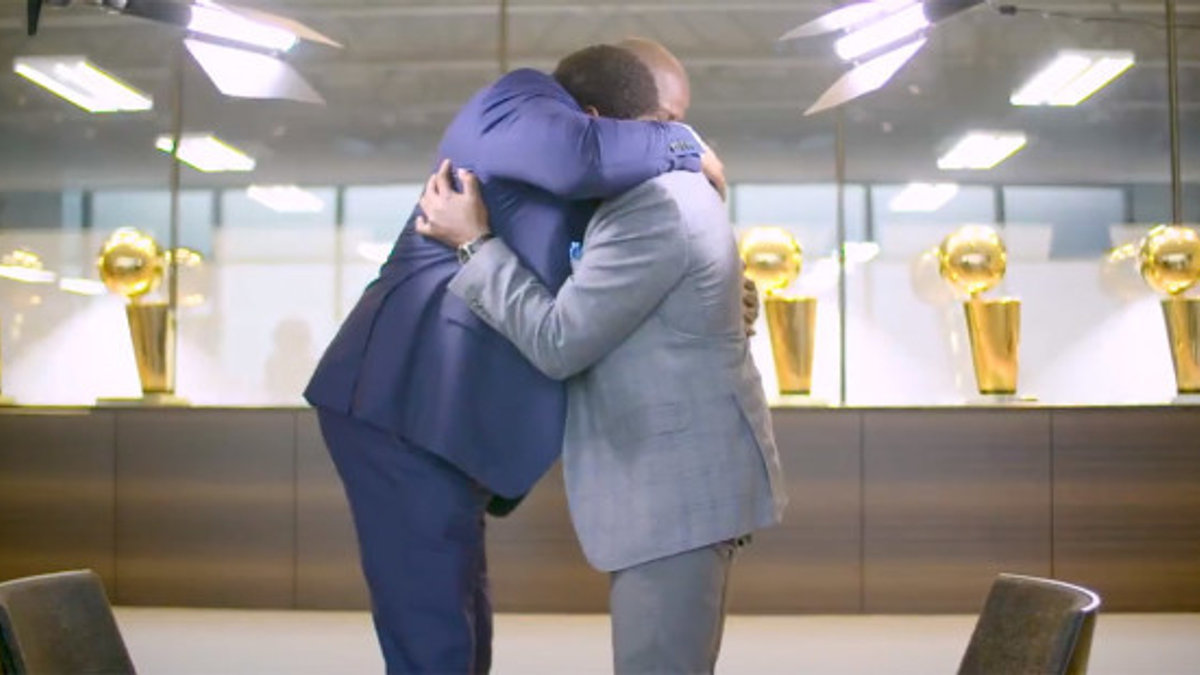 web3-nba-sport-magic-johnson-isiah-thomas-hug-capture-nbatv