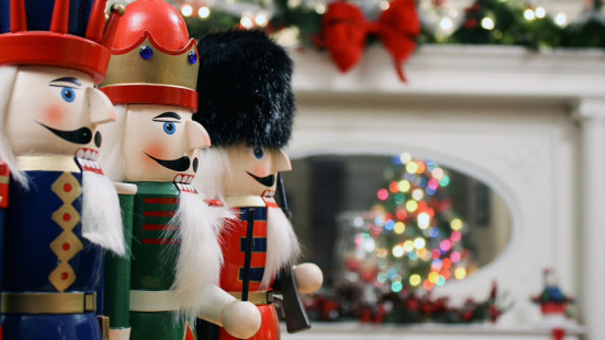 web3-nutcracker-soldier-christmas-garland-bow-chimney-line-flickr