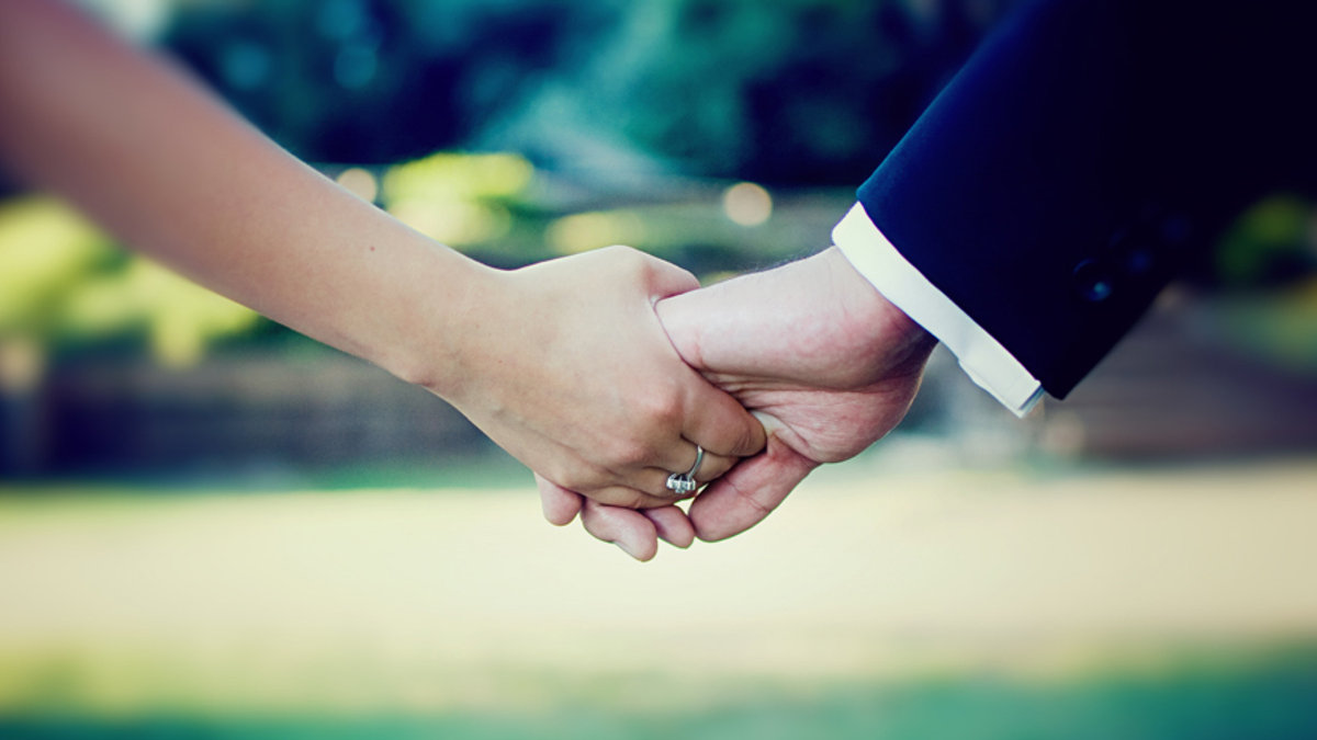 WEB3-WEDDING-HANDS-LOVE-Barbara Gallardo-(CC BY-NC 2.0)