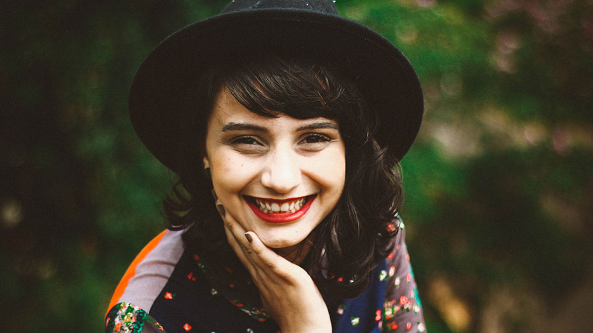 WEB3-WOMAN-SMILE-HAT-OUTSIDE-HAPPY-allef-vinicius-unsplash