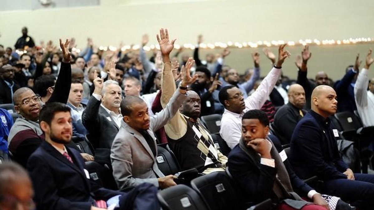 600-homens-aparecem-em-evento-para-apoiar-meninos-sem-pais-awebic2