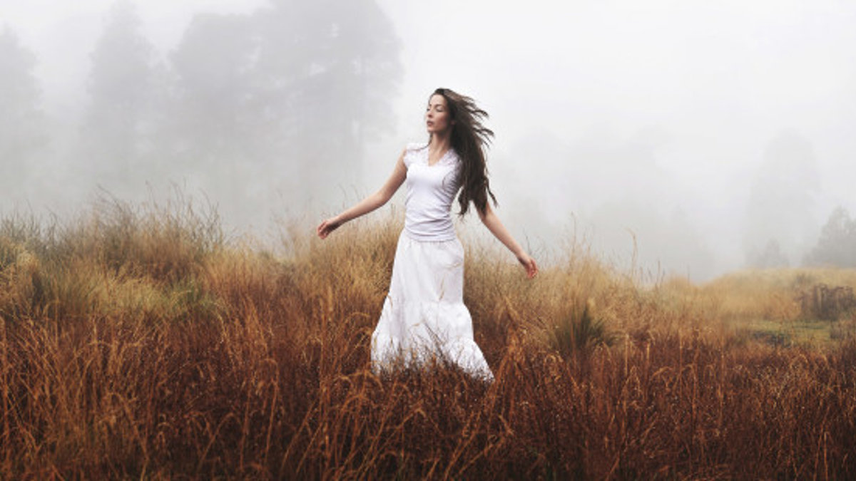 web-woman-white-reincarnation-fog-dream-jonathan-emmanuel-flores-tarello-cc