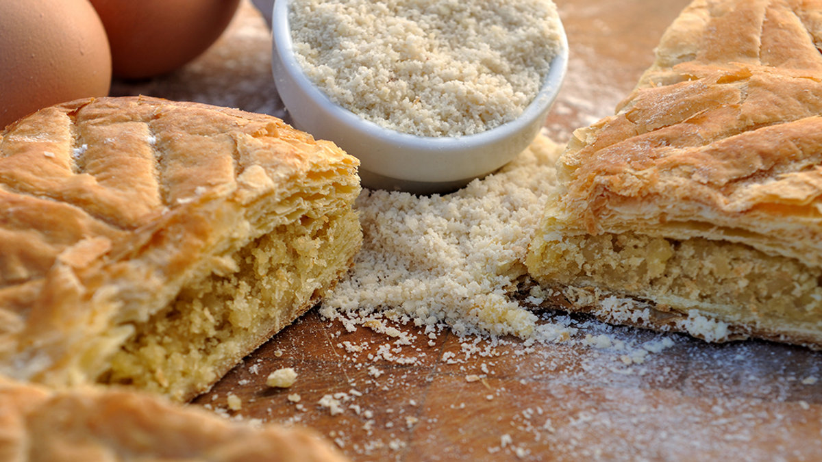 frangipane cake and almond powder flour