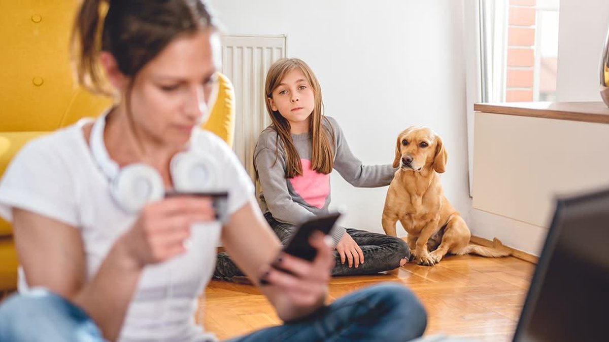 web3-mother-smarphone-addict-neglected-daughter-shutterstock_641205049-zivica-kerkez-ai