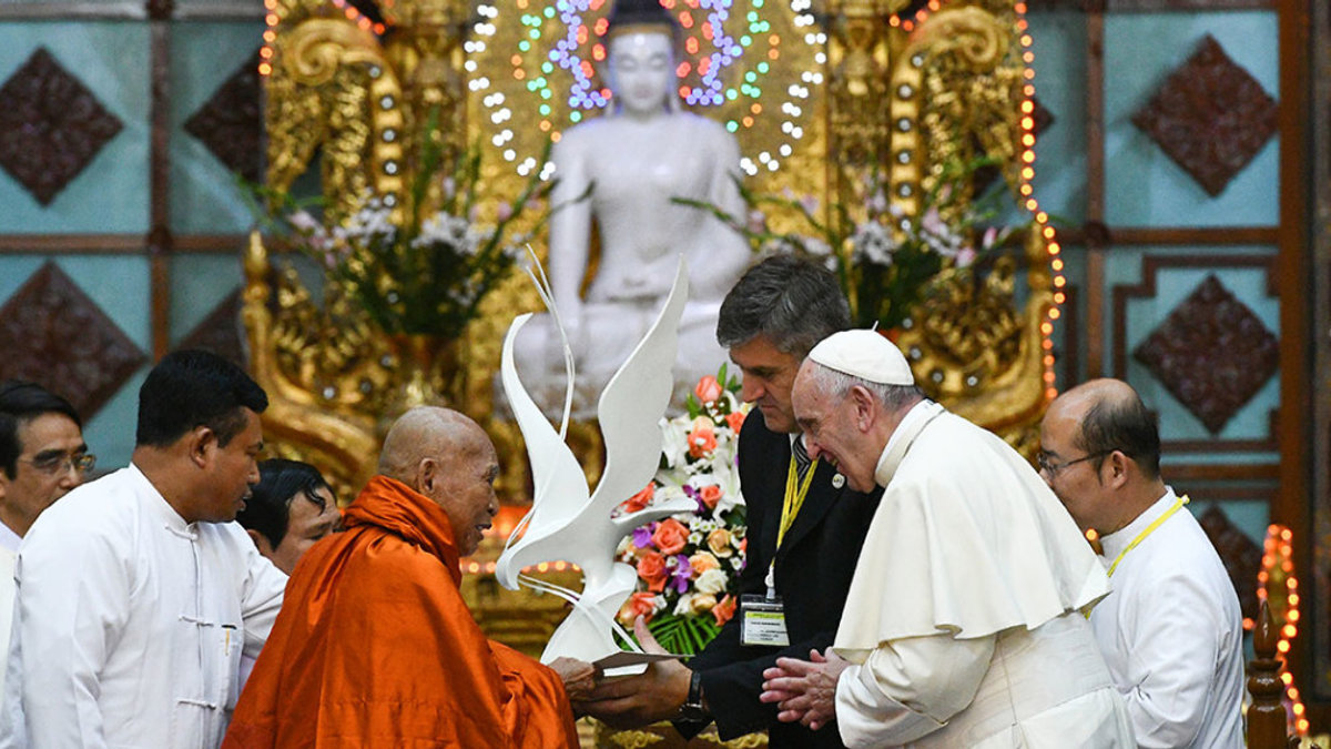 web3-pope-francis-buddist-myanmar-budha-000_up1l5-vincenzo-pinto-afp-ai