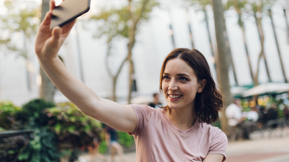 KOBIETA ROBI SELFIE