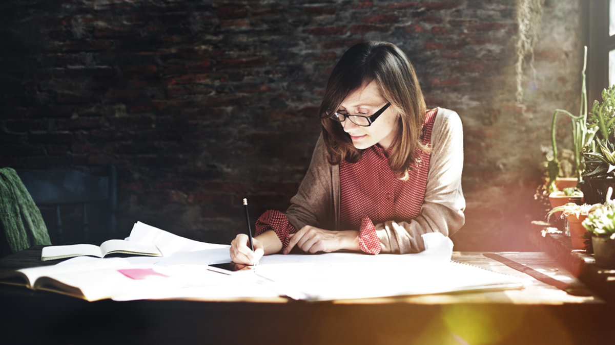 SUCCESSFUL,WOMAN,WORKING,OFFICE