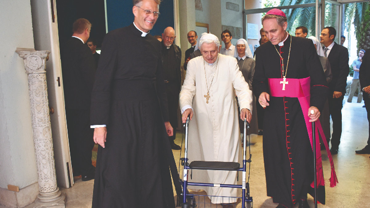 Papa Bento XVI andador
