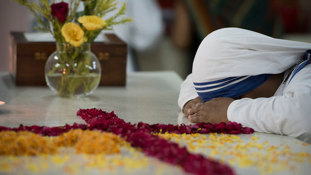 Missionária da Caridade junto ao túmulo da Madre Teresa