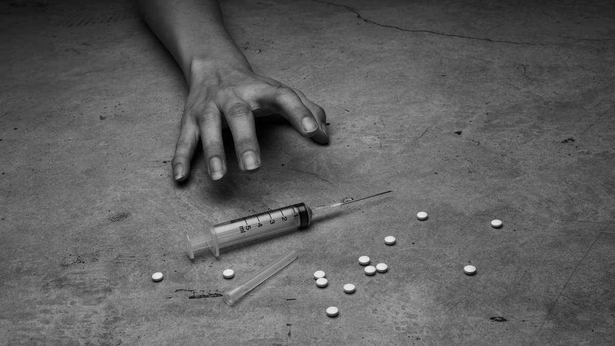 WEB-DRUGS-ADDICTION-HAND-NEEDLE-shutterstock_253986679-GongTo-AI