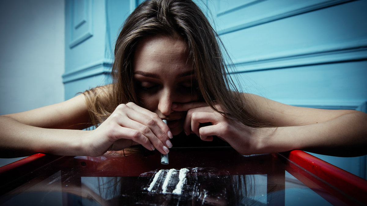 web-woman-drugs-cocaine-shutterstock_364438391-roman-samborskyi-ai
