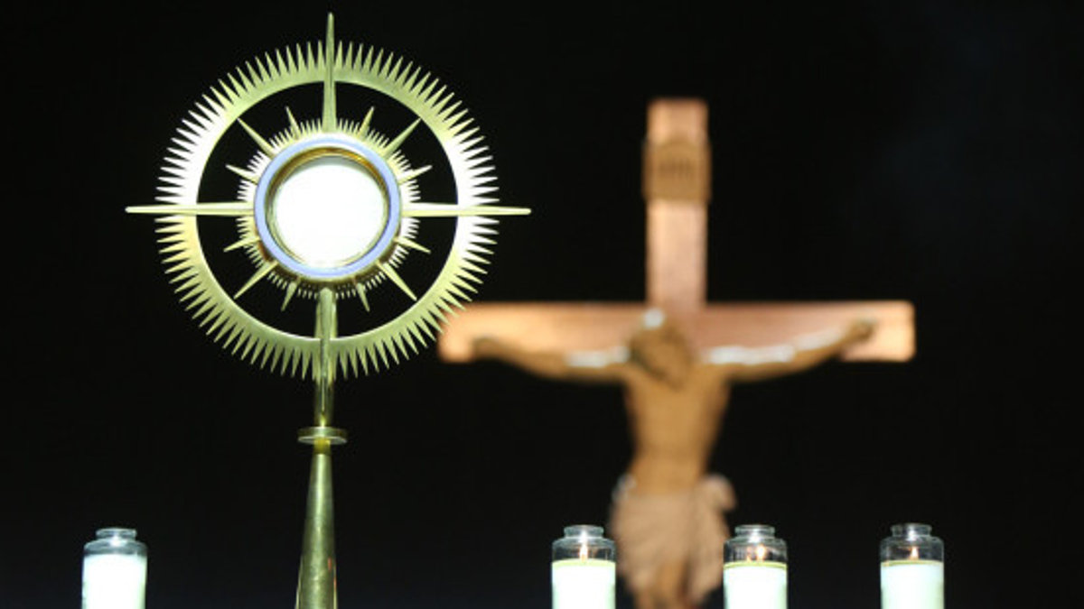 web3-eucharist-monstrance-adoration-crucifix-exposition-jesus-george-martell-bostoncatholic-cc-by-nd-2-0