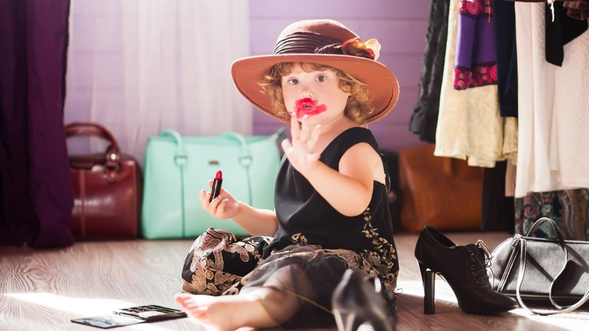 BABY GIRL USING MAKE UP