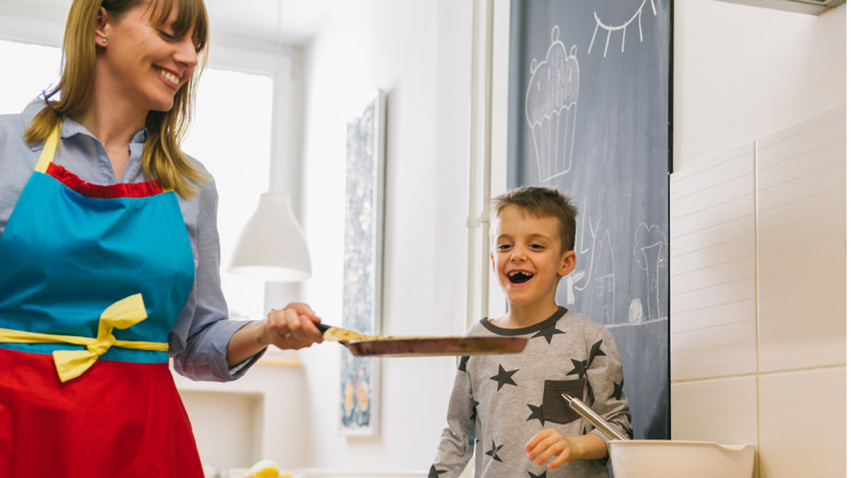 MOM,SON,PANCAKES