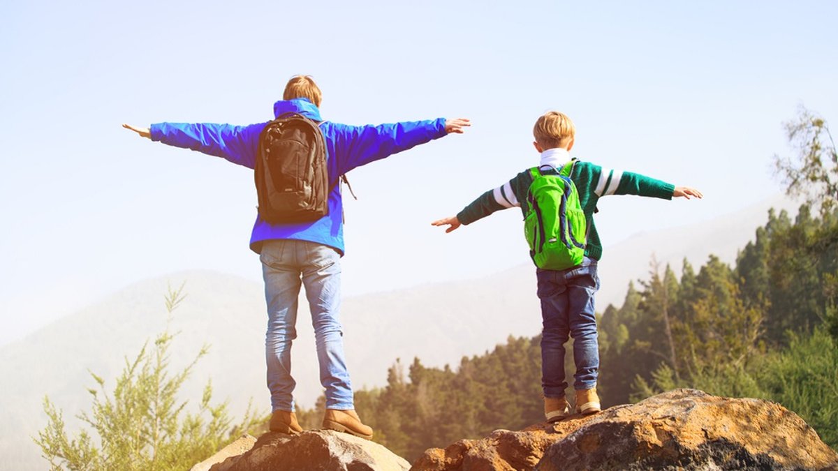 WEB3-TRIP-KIDS-MOUNTAINS-FAMILY-SHUTTERSTOCK