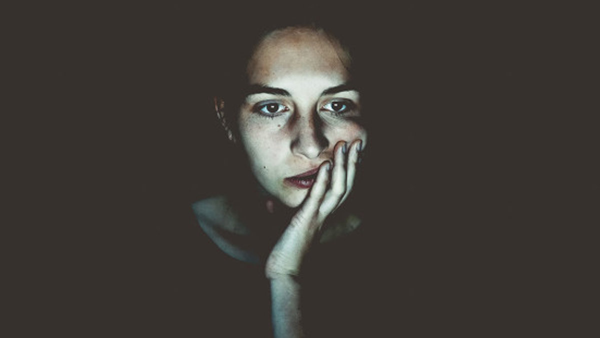 web3-woman-depressed-alone-darkness-crisis-niklas-hamann-unsplash
