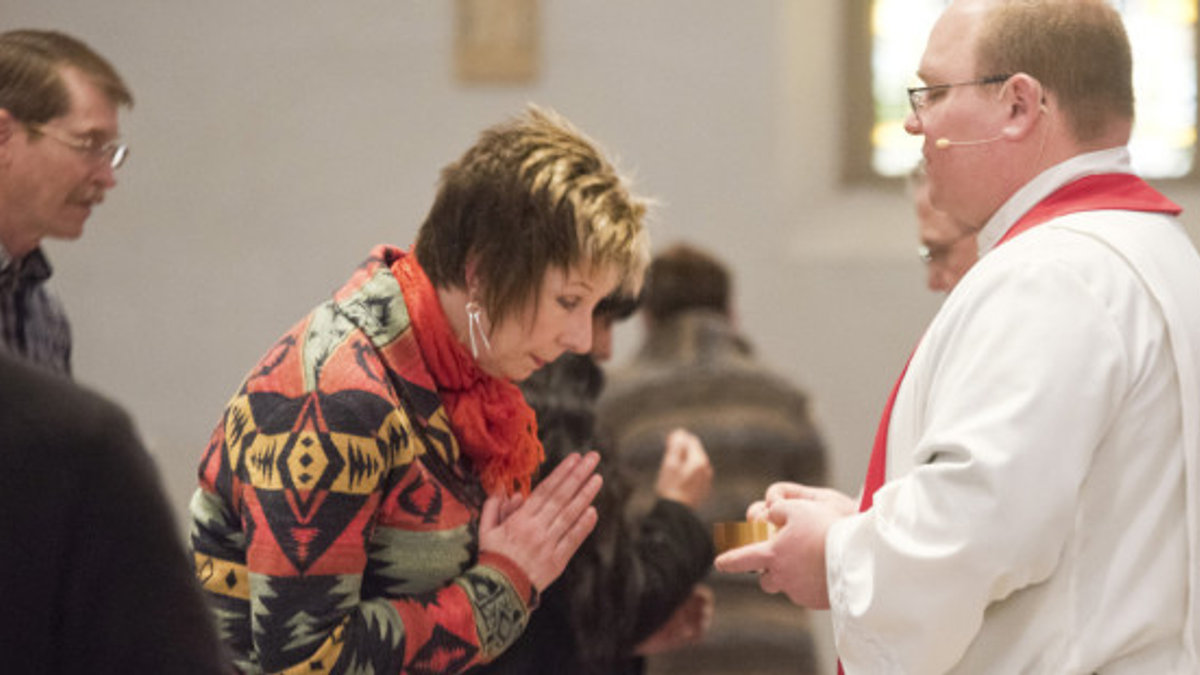 web3-woman-priest-communion-eucharist-amen-church-communion-catholic-diocese-of-saginaw-cc-by-nd-2-0