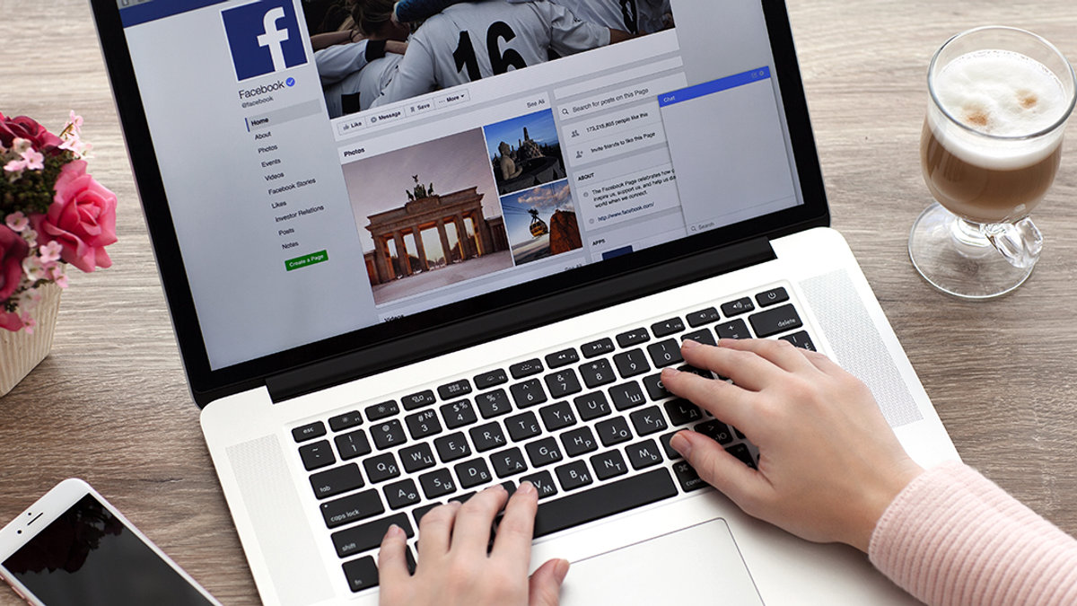 WOMAN - MACBOOK - FACEBOOK