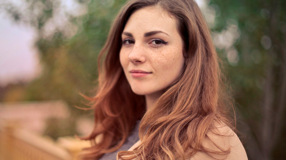 YOUNG,WOMAN,BOLD