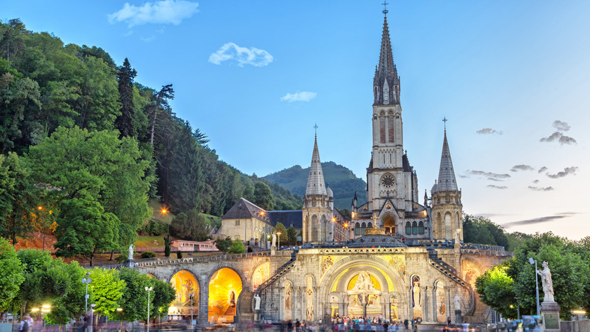 web-lourdes-france-sanctuary-basilica-de-sergey-dzyuba-i-shutterstock
