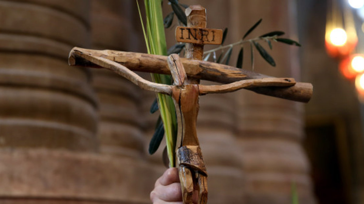 web-palm-sunday-cross-easter-c2a9gali-tibbon-afp