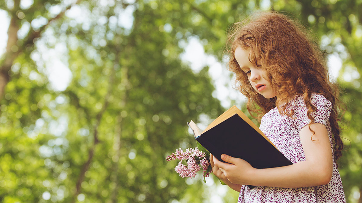 DZIEWCZYNKA Z BIBLIĄ