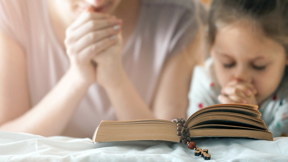 FAMILY PRAYING