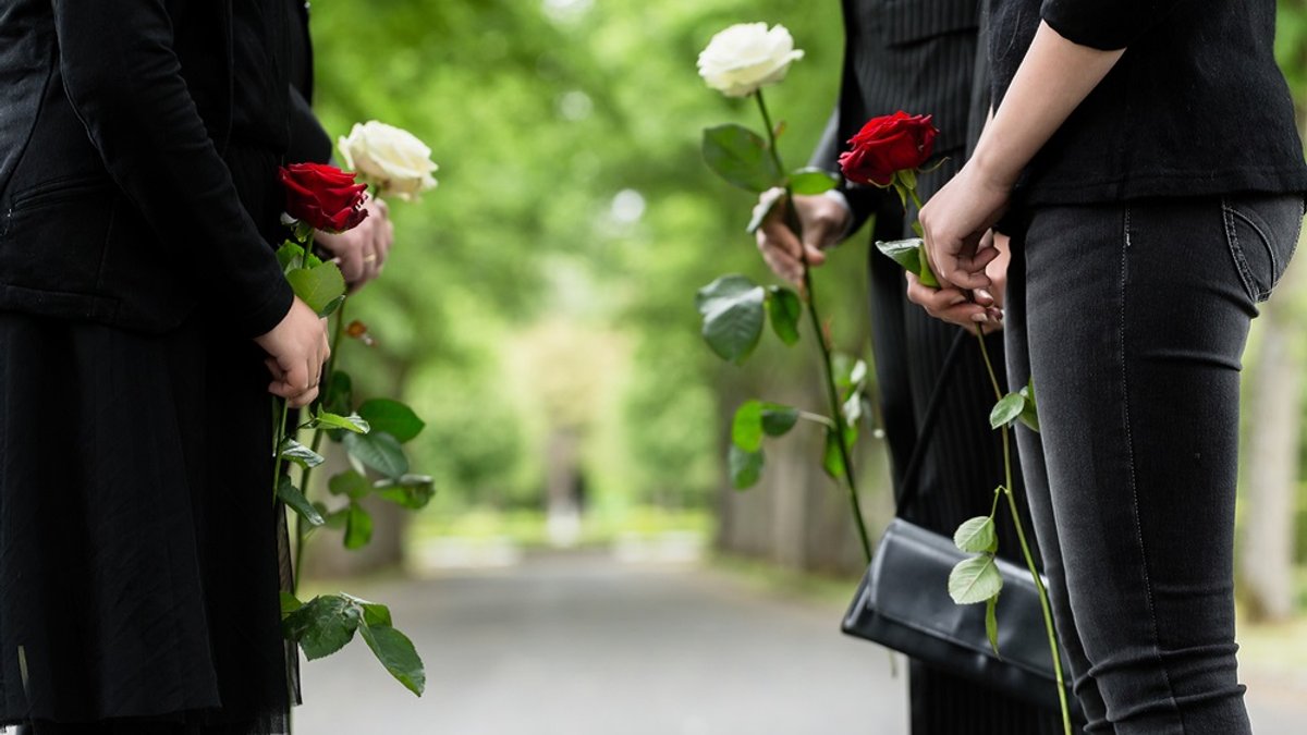 FAMILY AT THE FUNERAL